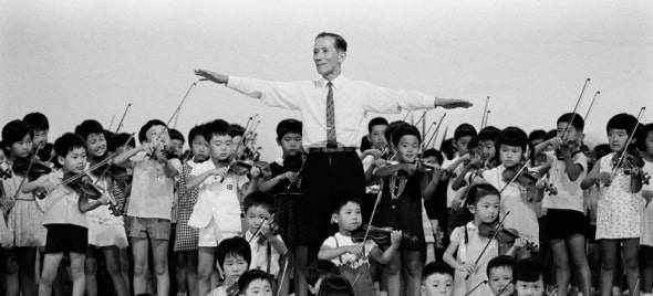 Phương pháp Suzuki cho những đứa trẻ tiếp cận với âm nhạc từ rất sớm.
